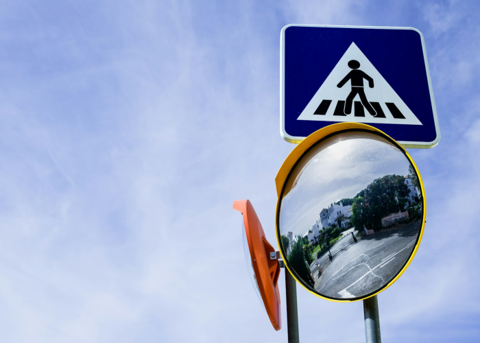 F 当公共情绪在钢化玻璃上炸开，核酸亭的裂痕