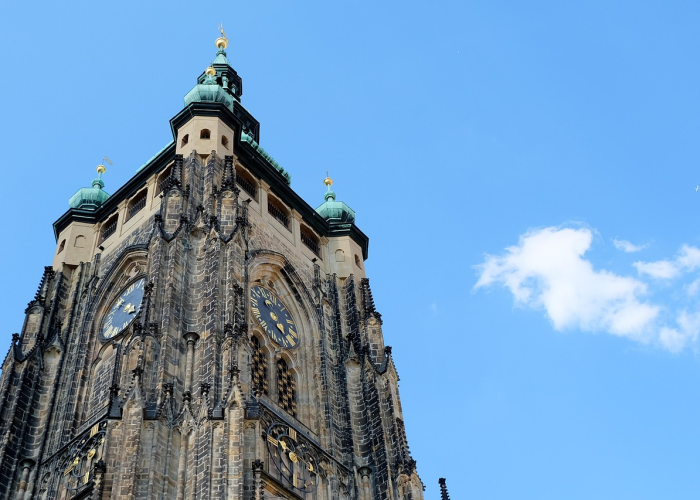 一条传播链串联南北，两座城市的防疫网络正被看不见的裂痕考验