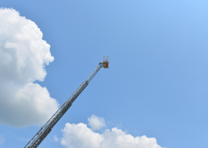 被借走的假期与疲惫的现代性寓言,《五一调休》