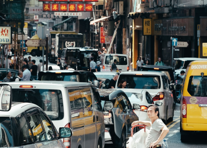 流感活动水平逐步下降中的个体守望：疫情防控体系的韧性，如同微光汇聚的灯塔