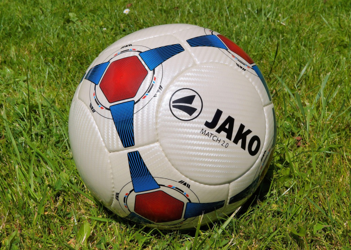 五例阳性的深夜警讯：服装店里的病毒暗涌与城市免疫系统的深夜考验