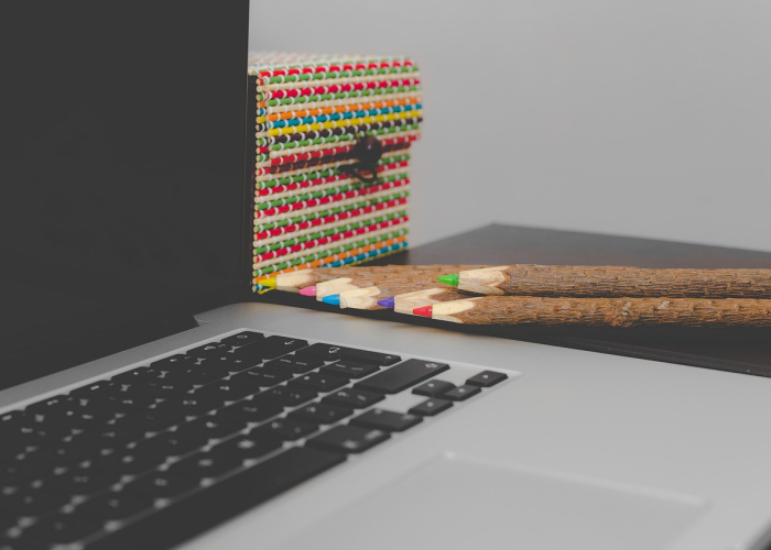 4例本土确诊的夜晚：万家灯火中的微光与时代洪流下的哨音