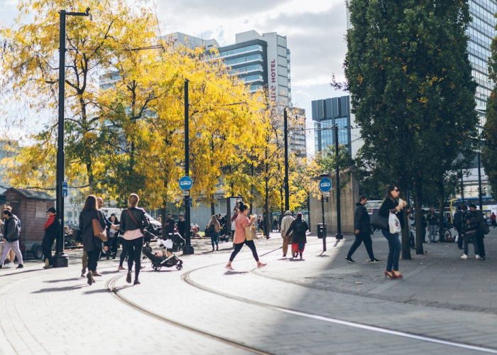{一场与不确定性的漫长共舞}、疫情难止