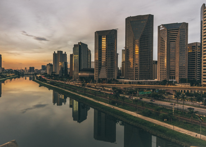 1325.5亿GDP背后的城市转型：从“青铜丰碑”到“微笑江豚”的生命力之旅