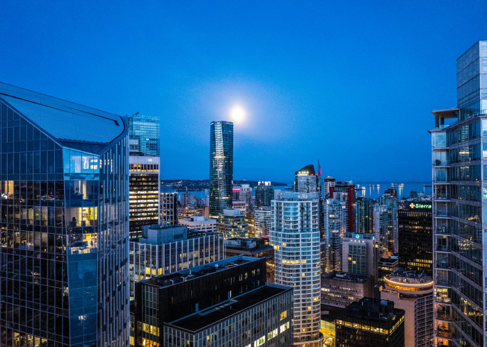 50例日增感染者的生命韧性：城市免疫系统的持久战与微光