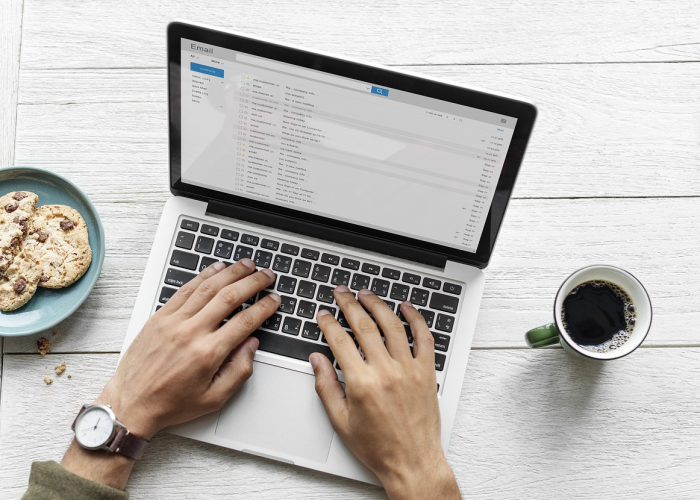 B 《常态化防控下的坚韧与温度》，湖北疫情新观察