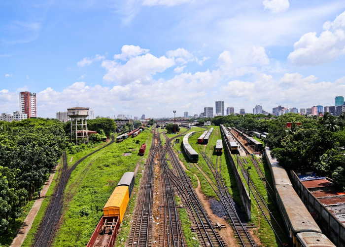 社区封闭与地铁停运：在突发疫情中编织的防护网，如同城市呼吸的临时过滤器