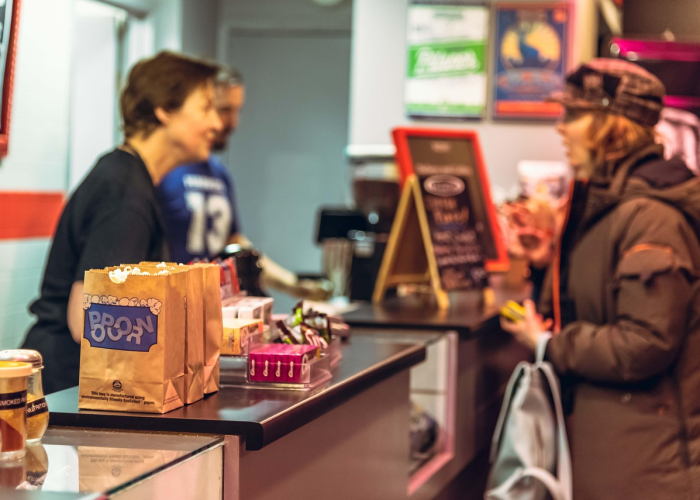 15129例新增确诊与全球疫情网络：发热门诊降至4万人次的背后，是人类公共卫生系统的无声演练