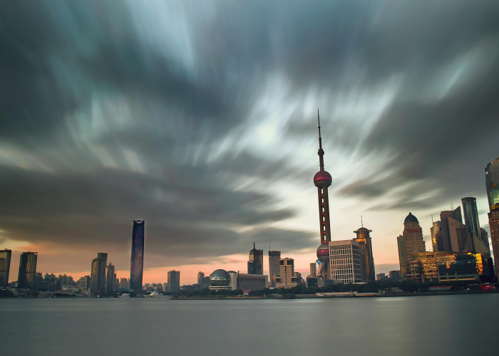 两处中风险调整的防疫图景：城市免疫系统的细微应答，与万家灯火的坚韧守望