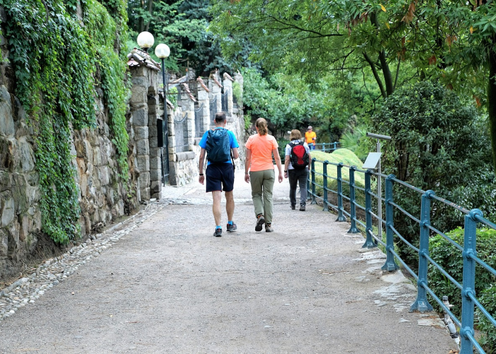社区封闭与地铁停运：在突发疫情中编织的防护网，如同城市呼吸的临时过滤器