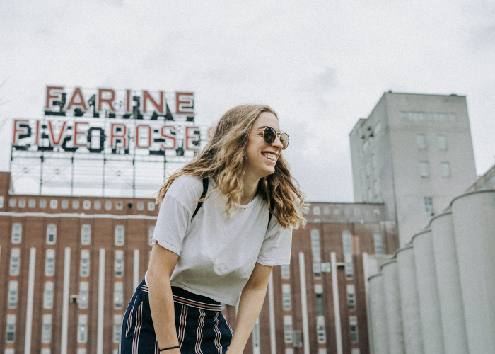 96例阴霾下的生命韧性：一座海滨城市的抗疫密码与人文温度