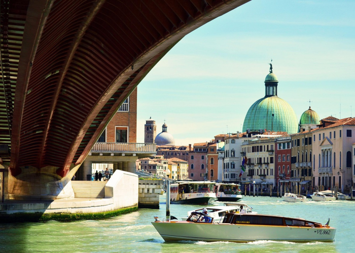 一纸通告解放千万家门，从“证”明到“码”通的温情转身，城市治理如细雨润物般悄然升级